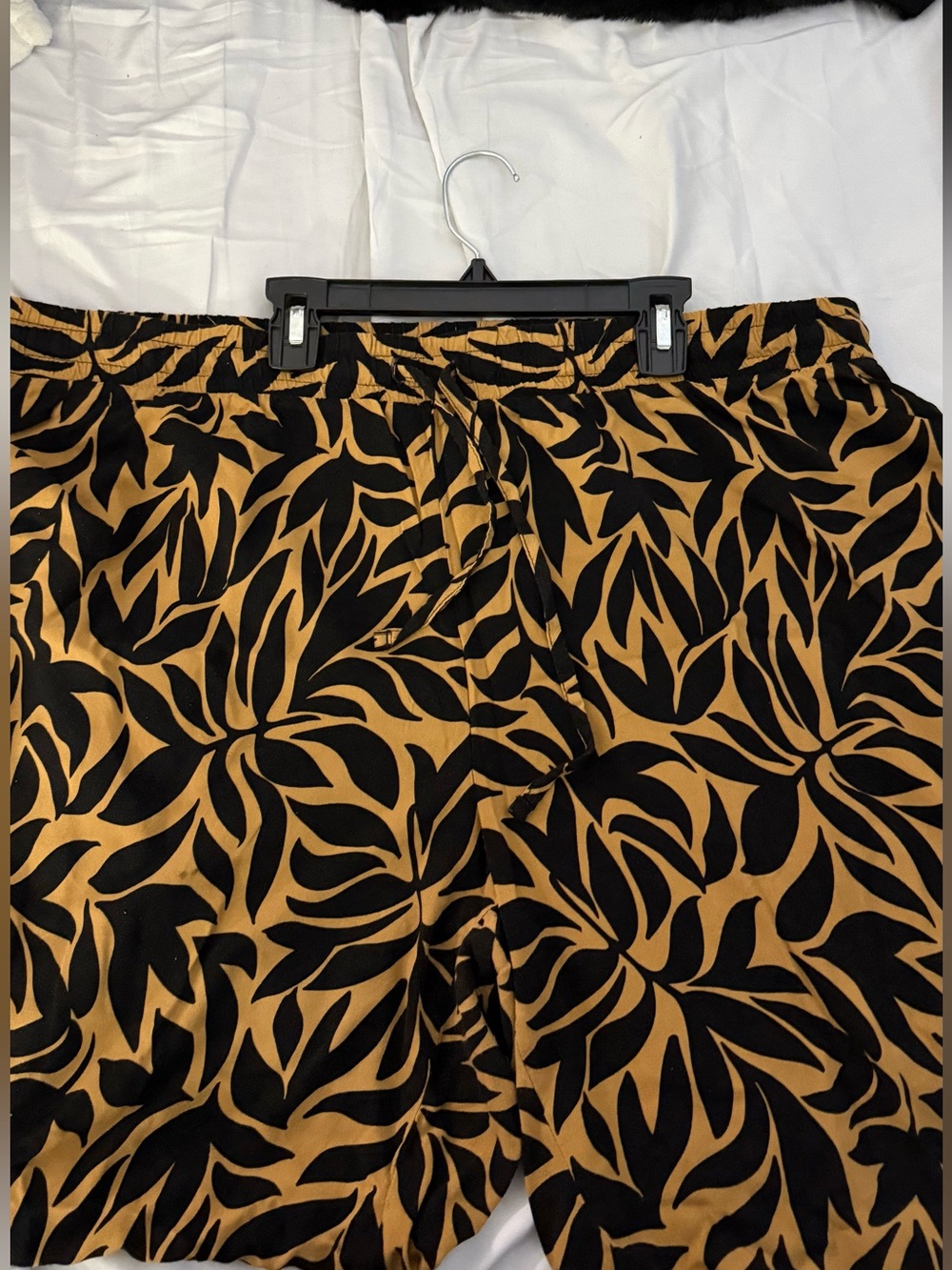 Hollister Black and Tan Leaf-Print Jogger Pants